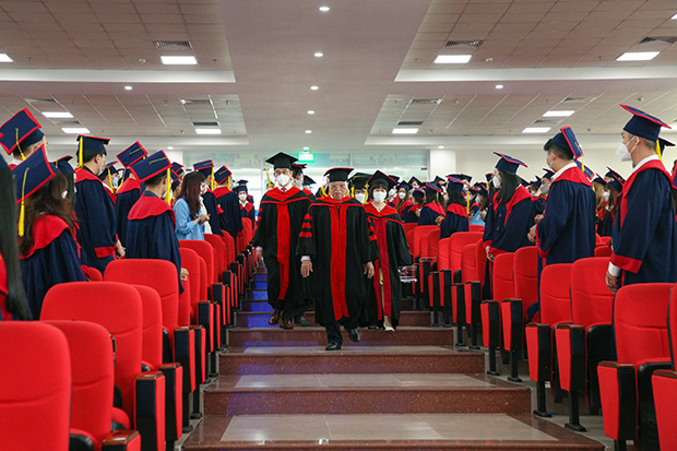 HUTECH trao bằng tốt nghiệp cho các Tiến sĩ, Thạc sĩ, Kỹ sư và Cử nhân 16
