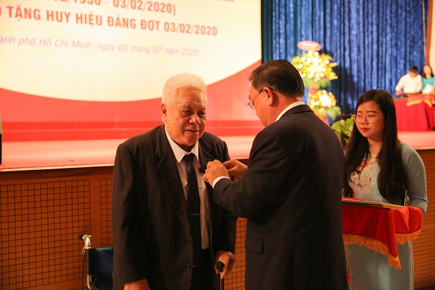 NGƯT.PGS.TS. Cao Minh Thì, GVCC. Nguyễn Quốc Bảo được trao tặng Huy hiệu 60 năm tuổi Đảng 30