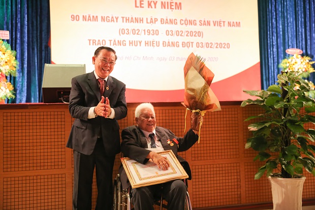 NGƯT.PGS.TS. Cao Minh Thì, GVCC. Nguyễn Quốc Bảo, NGND.GS.TS. Nguyễn Trọng Cẩn được trao tặng Huy hiệu 60 năm và 40 năm tuổi Đảng 33