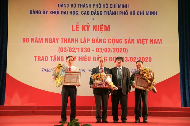 NGƯT.PGS.TS. Cao Minh Thì, GVCC. Nguyễn Quốc Bảo, NGND.GS.TS. Nguyễn Trọng Cẩn được trao tặng Huy hiệu 60 năm và 40 năm tuổi Đảng 41
