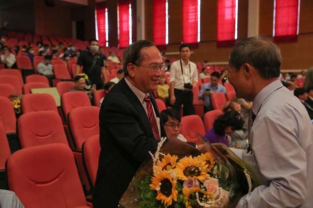 NGƯT.PGS.TS. Cao Minh Thì, GVCC. Nguyễn Quốc Bảo được trao tặng Huy hiệu 60 năm tuổi Đảng 67