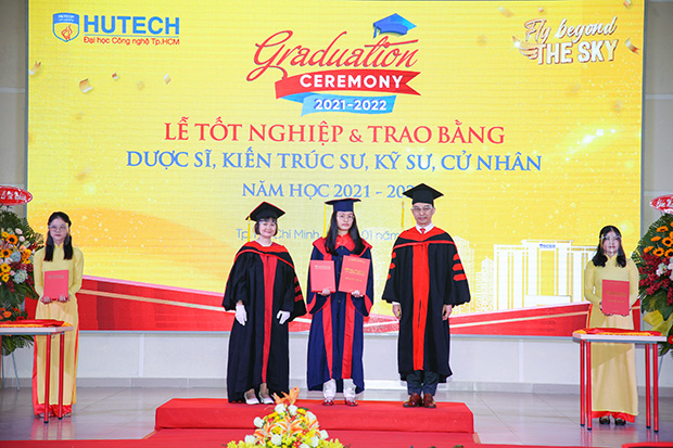 HUTECH trao bằng tốt nghiệp cho các Tiến sĩ, Thạc sĩ, Kỹ sư và Cử nhân 135