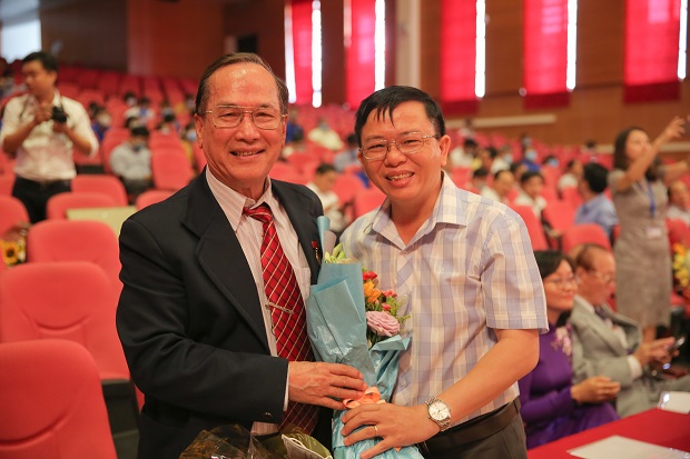 NGƯT.PGS.TS. Cao Minh Thì, GVCC. Nguyễn Quốc Bảo, NGND.GS.TS. Nguyễn Trọng Cẩn được trao tặng Huy hiệu 60 năm và 40 năm tuổi Đảng 70