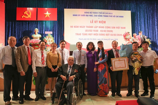 NGƯT.PGS.TS. Cao Minh Thì, GVCC. Nguyễn Quốc Bảo, NGND.GS.TS. Nguyễn Trọng Cẩn được trao tặng Huy hiệu 60 năm và 40 năm tuổi Đảng 45