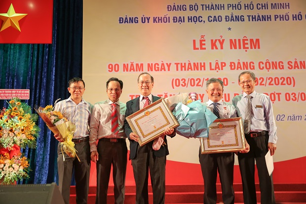 NGƯT.PGS.TS. Cao Minh Thì, GVCC. Nguyễn Quốc Bảo, NGND.GS.TS. Nguyễn Trọng Cẩn được trao tặng Huy hiệu 60 năm và 40 năm tuổi Đảng 76