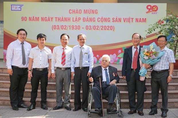 NGƯT.PGS.TS. Cao Minh Thì, GVCC. Nguyễn Quốc Bảo được trao tặng Huy hiệu 60 năm tuổi Đảng 79
