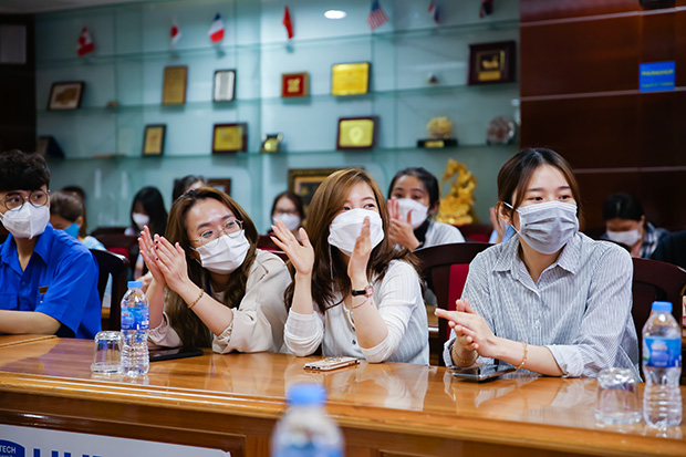 Sinh viên Khoa Hàn Quốc học trải nghiệm làm vòng tay handmade thay lời yêu thương ý nghĩa nhất 31