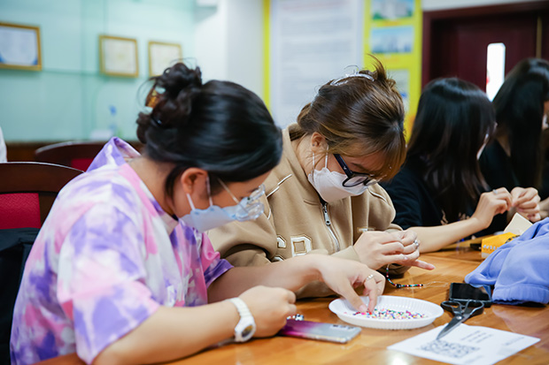 Sinh viên Khoa Hàn Quốc học trải nghiệm làm vòng tay handmade thay lời yêu thương ý nghĩa nhất 79