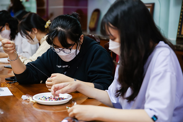 Sinh viên Khoa Hàn Quốc học trải nghiệm làm vòng tay handmade thay lời yêu thương ý nghĩa nhất 88