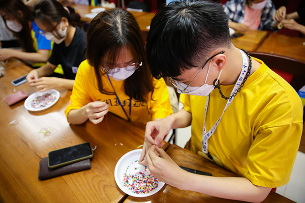 Sinh viên Khoa Hàn Quốc học trải nghiệm làm vòng tay handmade thay lời yêu thương ý nghĩa nhất 92
