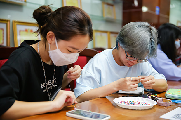 Sinh viên Khoa Hàn Quốc học trải nghiệm làm vòng tay handmade thay lời yêu thương ý nghĩa nhất 97