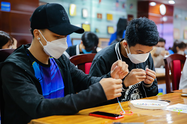 Sinh viên Khoa Hàn Quốc học trải nghiệm làm vòng tay handmade thay lời yêu thương ý nghĩa nhất 101