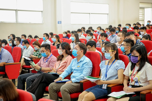 Nearly 300 HUTECH lecturers and staff participate in the training session in preparation for the supervision of the Competency Assessment examination organized by VNU-HCMC 31