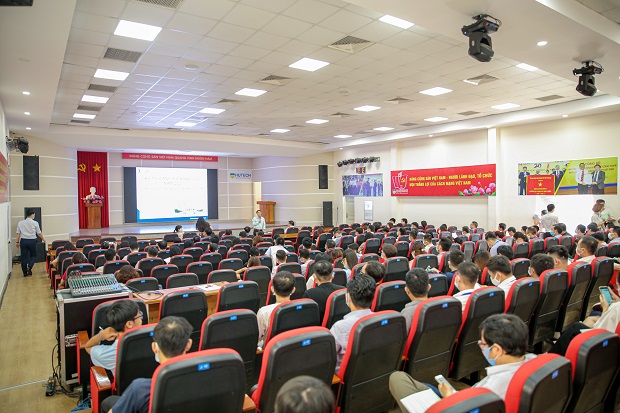 Nearly 300 HUTECH lecturers and staff participate in the training session in preparation for the supervision of the Competency Assessment examination organized by VNU-HCMC 72