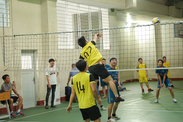 Raising the Men’s Volleyball Championship Cup, the Office of Academic Services and Testing closes the season with a resonating success 81