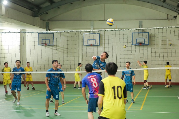 Raising the Men’s Volleyball Championship Cup, the Office of Academic Services and Testing closes the season with a resonating success 90