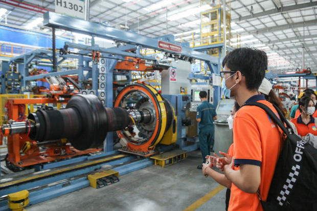 Sinh viên HUTECH tích lũy nhiều kinh nghiệm lý thú từ buổi tham quan thực tế tại Cty Jinyu Tire 104