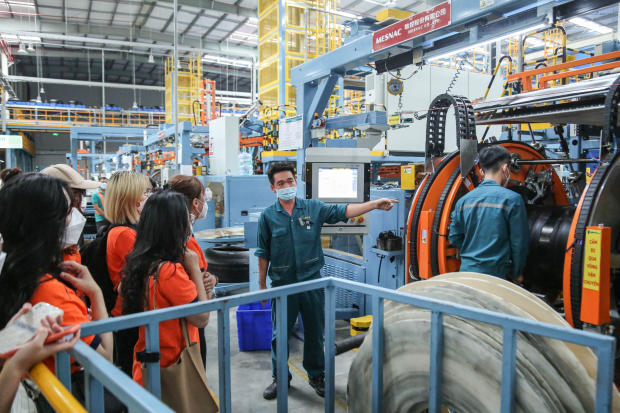 Sinh viên HUTECH tích lũy nhiều kinh nghiệm lý thú từ buổi tham quan thực tế tại Cty Jinyu Tire 102