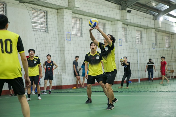 Raising the Men’s Volleyball Championship Cup, the Office of Academic Services and Testing closes the season with a resonating success 98