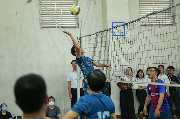 Raising the Men’s Volleyball Championship Cup, the Office of Academic Services and Testing closes the season with a resonating success 96