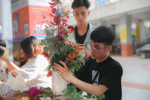 Sinh viên HUTECH gửi lời tri ân “Người lái đò” với những lẵng hoa xinh 21