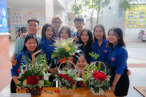 Sinh viên HUTECH gửi lời tri ân “Người lái đò” với những lẵng hoa xinh 70
