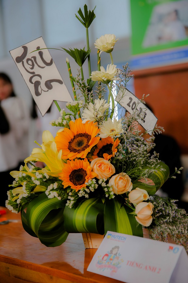 Sinh viên HUTECH gửi lời tri ân “Người lái đò” với những lẵng hoa xinh 54
