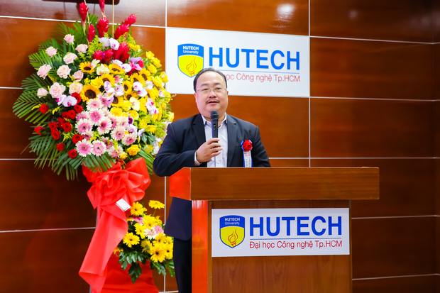 HUTECH officially signed the MoU with the Vietnam E-commerce Association and held a conference on career prospects in the e-commerce industry 11