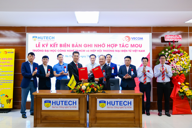 HUTECH officially signed the MoU with the Vietnam E-commerce Association and held a conference on career prospects in the e-commerce industry 24