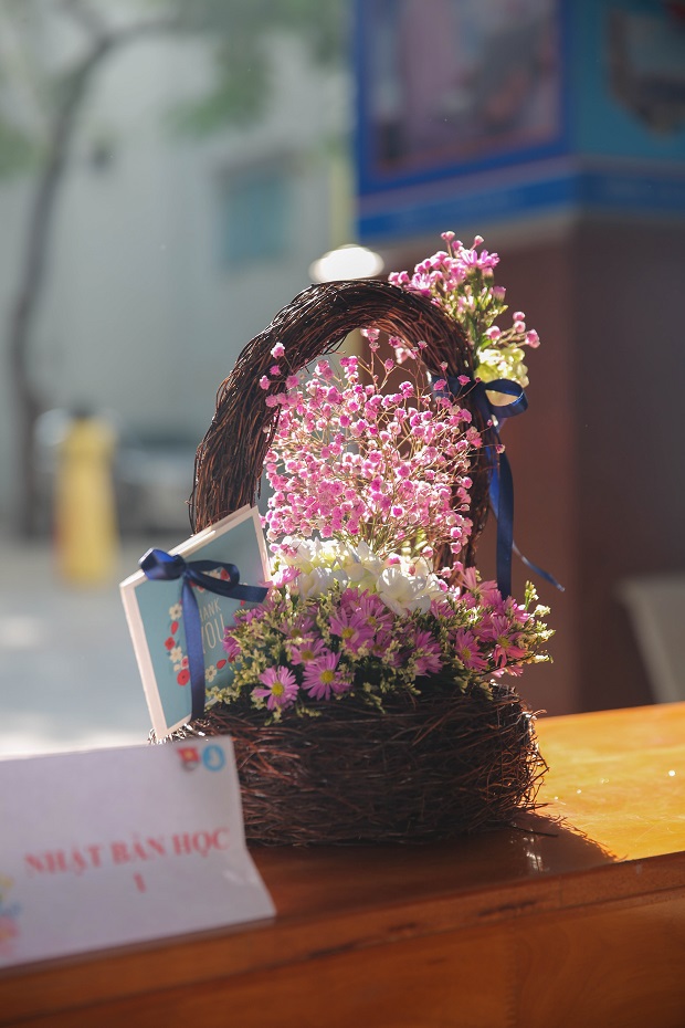 Sinh viên HUTECH gửi lời tri ân “Người lái đò” với những lẵng hoa xinh 56