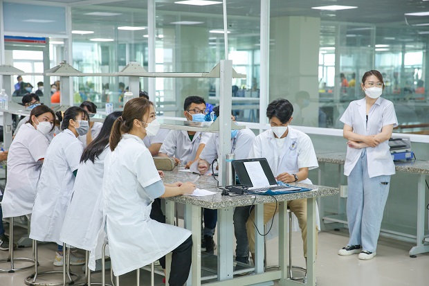 Hôm nay, sinh viên HUTECH chính thức bắt đầu học kỳ “bình thường mới” tại Trường 79