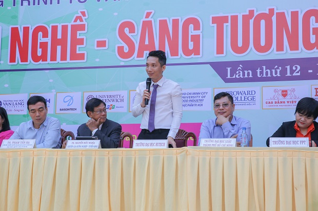 Opening of the admissions advising program “Right career - Bright future” 2020 at Phu Nhuan High School 70