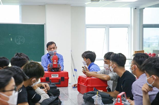 Hôm nay, sinh viên HUTECH chính thức bắt đầu học kỳ “bình thường mới” tại Trường 81