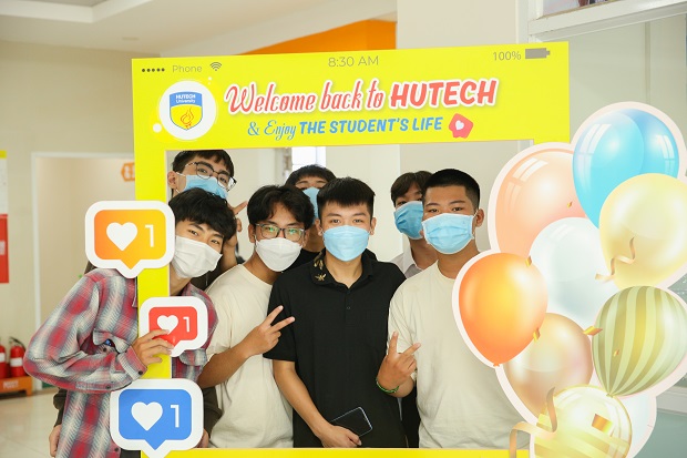 Hôm nay, sinh viên HUTECH chính thức bắt đầu học kỳ “bình thường mới” tại Trường 63