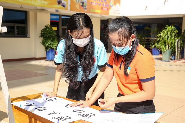 Sinh viên VJIT so hiểu biết ngôn ngữ tại vòng Chung kết "Siêu Kanji" 55