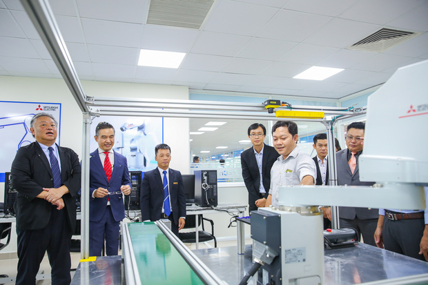 HUTECH tiếp nhận robot công nghiệp & khánh thành phòng thí nghiệm AI từ Mitsubishi Electric Việt Nam 137