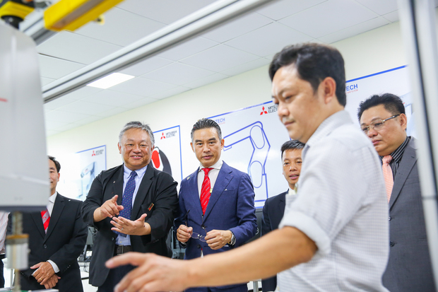 HUTECH tiếp nhận robot công nghiệp & khánh thành phòng thí nghiệm AI từ Mitsubishi Electric Việt Nam 140