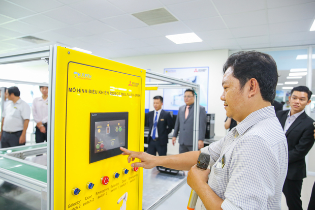 HUTECH tiếp nhận robot công nghiệp & khánh thành phòng thí nghiệm AI từ Mitsubishi Electric Việt Nam 144