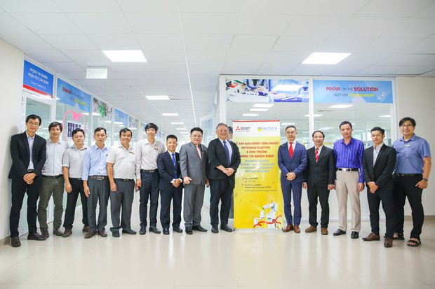 HUTECH receives industrial robots and inaugurate AI lab from Mitsubishi Electric Vietnam 45