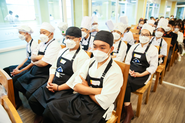 Sinh viên Du lịch - Nhà hàng - Khách sạn HUTECH trổ tài “master chef” với nguyên liệu hải sản Alaska 81