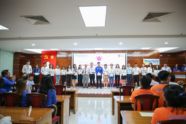 143 Đoàn viên HUTECH chính thức được kết nạp tại mitting kỷ niệm 130 năm Ngày sinh Chủ tịch Hồ Chí Minh 108