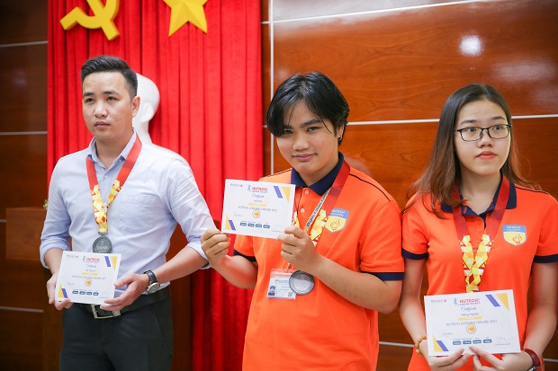 Vinh danh sinh viên giành giải trong loạt sân chơi văn nghệ, thể thao trực tuyến 147