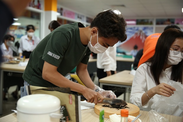 Sinh viên Khoa Nhật Bản học HUTECH "trổ tài" đầu bếp sushi với nhiều thành quả hấp dẫn 72