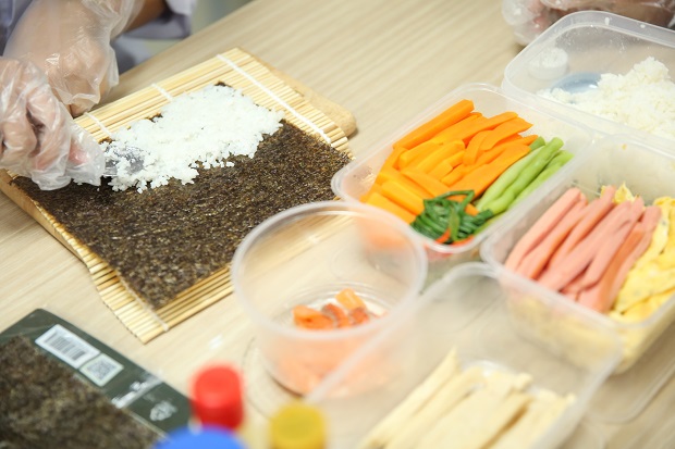 Sinh viên Khoa Nhật Bản học HUTECH "trổ tài" đầu bếp sushi với nhiều thành quả hấp dẫn 49
