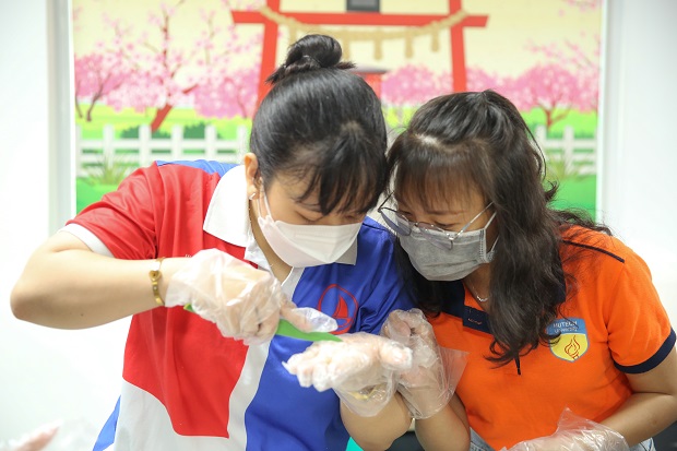 Sinh viên Khoa Nhật Bản học HUTECH "trổ tài" đầu bếp sushi với nhiều thành quả hấp dẫn 69