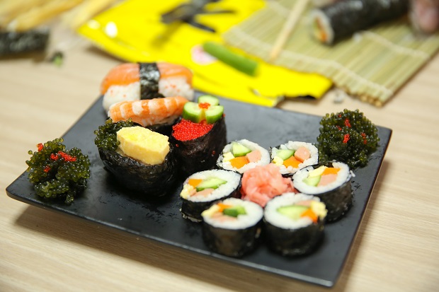 Sinh viên Khoa Nhật Bản học HUTECH "trổ tài" đầu bếp sushi với nhiều thành quả hấp dẫn 88