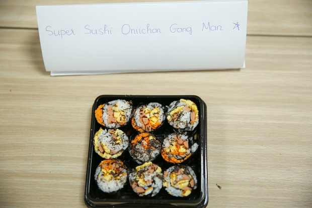 Sinh viên Khoa Nhật Bản học HUTECH "trổ tài" đầu bếp sushi với nhiều thành quả hấp dẫn 93