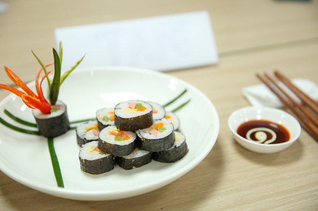 Sinh viên Khoa Nhật Bản học HUTECH "trổ tài" đầu bếp sushi với nhiều thành quả hấp dẫn 95