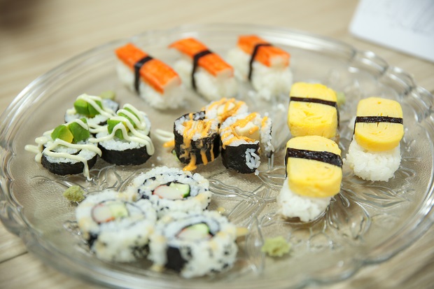 Sinh viên Khoa Nhật Bản học HUTECH "trổ tài" đầu bếp sushi với nhiều thành quả hấp dẫn 100