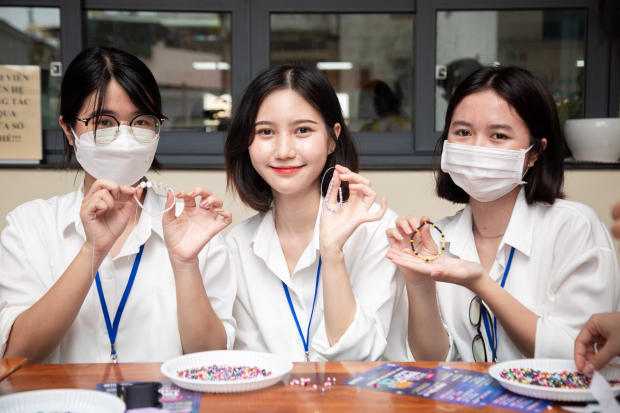 Sinh viên Khoa Hàn Quốc học “tô vẽ hạnh phúc” gây quỹ nhân dịp Quốc tế thiếu nhi 96